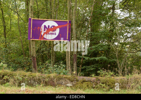 2014 Référendum sur l'indépendance écossaise - vandalisé purple 'Non merci' signe par le bas-côté de la route dans la région de Stirlingshire, Ecosse, Royaume-Uni Banque D'Images