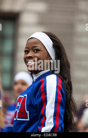 Cheerleaders de l'Association Universelle Cheerleader effectuer une routine sur Whitehall à Londres le défilé du Nouvel An 2015 Banque D'Images