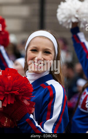 L'interprète de l'Association Universelle Cheerleader sourit à la caméra pendant la London défilé du Nouvel An 2015 Banque D'Images