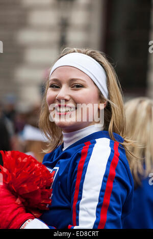 L'interprète de l'Association Universelle Cheerleader sourit à la caméra pendant la London défilé du Nouvel An 2015 Banque D'Images