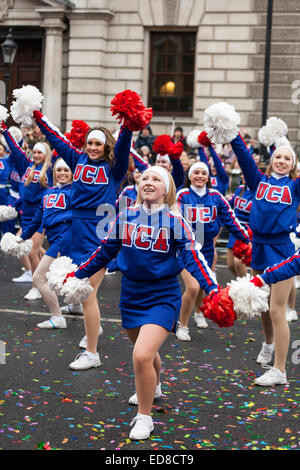 Cheerleaders de l'Association Universelle Cheerleader effectuer une routine sur Whitehall à Londres le défilé du Nouvel An 2015 Banque D'Images