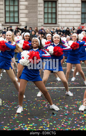 Cheerleaders de l'Association Universelle Cheerleader effectuer une routine sur Whitehall à Londres le défilé du Nouvel An 2015 Banque D'Images