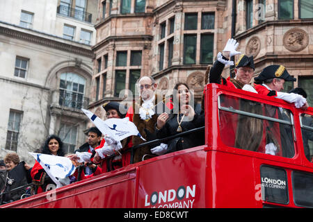 Les maires des arrondissements de Londres sur voyage vintage bus découvert de la London Transport Museum au cours de la London défilé du Nouvel An au 1er janvier 2015. Banque D'Images