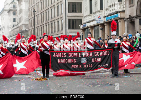 Les artistes de James Bowie High School Marching Band de Austin, Texas en mars pendant la Piccadilly London défilé du Nouvel An au 1er janvier 2015. Banque D'Images