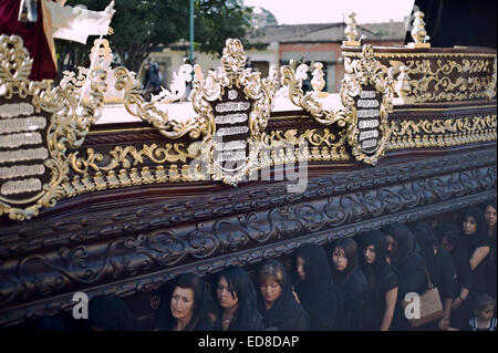 Procession pendant la Semana Santa (Semaine Sainte) à Antigua, Guatemala. Banque D'Images