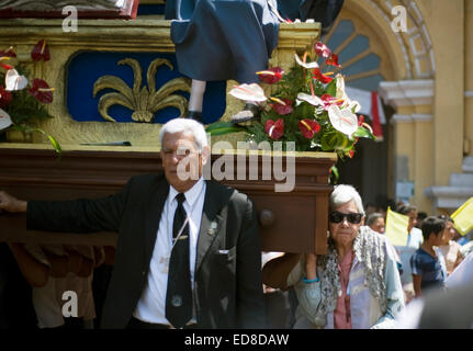 Procession pendant la Semana Santa (Semaine Sainte) à Antigua, Guatemala. Banque D'Images