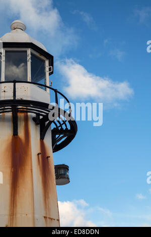 La rouille striée-phare sur la fin de Smeaton's Pier, St Ives. Banque D'Images