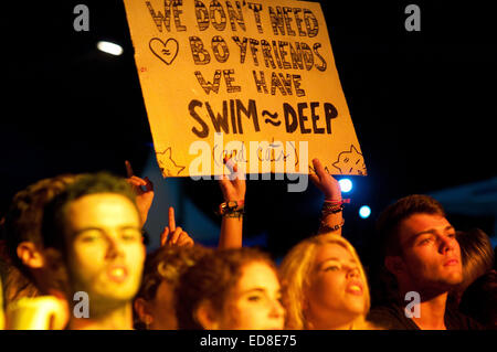 BENICASIM, ESPAGNE - 19 juillet : Fans de nager à bande profonde FIB (Festival Internacional de Benicassim Festival 2013). Banque D'Images