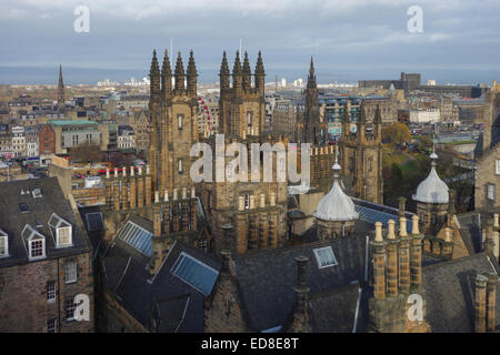À la recherche du toit de Camera Obscura vers la salle de l'Assemblée générale de l'Église d'Écosse, Édimbourg, Écosse Banque D'Images