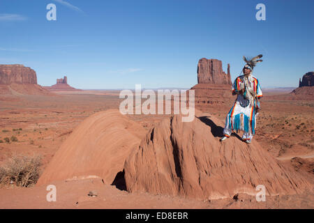 Homme Navajo en vêtements traditionnels, Monument Valley Navajo Tribal Park, Utah, USA Banque D'Images