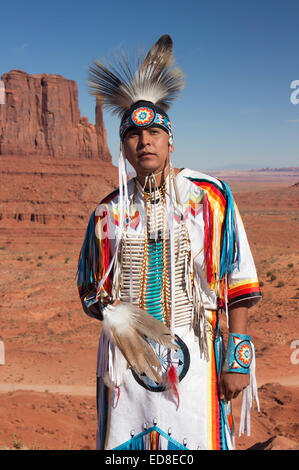 Homme Navajo en vêtements traditionnels, Monument Valley Navajo Tribal Park, Utah, USA Banque D'Images