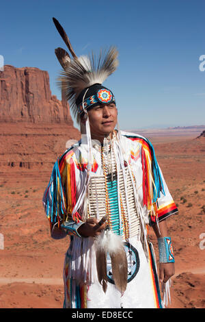 Homme Navajo en vêtements traditionnels, Monument Valley Navajo Tribal Park, Utah, USA Banque D'Images