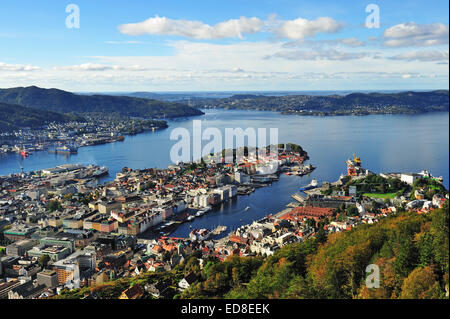 Vue depuis le mont Floyen de Bergen, Norvège. Mt. Floyen est une célèbre attraction touristique dans la région de Bergen. Vous pouvez monter jusqu'ici par funiculaire. Banque D'Images