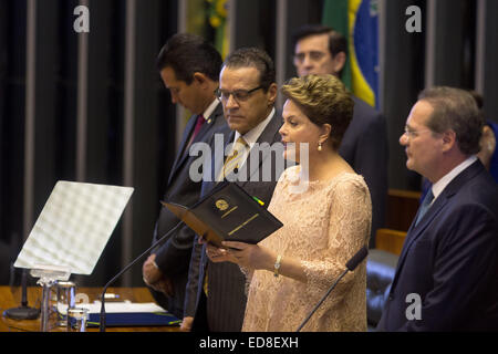 (150101) -- BRASILIA, 1 janvier 2015 (Xinhua) -- La présidente du Brésil, Dilma Rousseff (2e R) prête serment au cours de son deuxième terme cérémonie d'inauguration à l'édifice du Congrès à Brasilia, capitale du Brésil, Janvier 1, 2015. (Xinhua/Xu Zijian) Banque D'Images