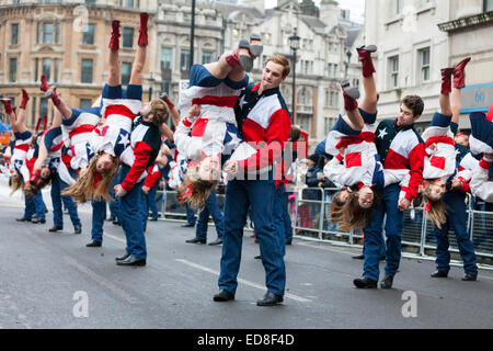 London, UK, 1er janvier 2015. Le Lake Highlands Wranglers Wildcat du Texas, États-Unis d'effectuer leur routine avec une haute Cascades de vol pendant la danse Londres défilé du Nouvel An 2015 Banque D'Images