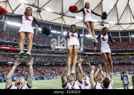 31 décembre 2104 : les rebelles Ole Miss cheerleaders exécuter pendant l'Chick-fil-A Peach Bowl entre le TCU Horned Frogs et les rebelles Ole Miss au Georgia Dome à Atlanta, GA. Les grenouilles Cornu a défait les rebelles 42-3. Banque D'Images