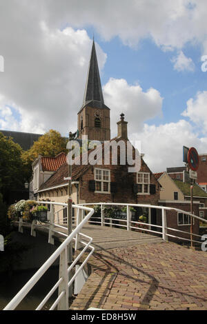 Kerkstraat pont sur le canal en direction de l'Oude Kerk à Kerkplein, Maasland, Banque D'Images