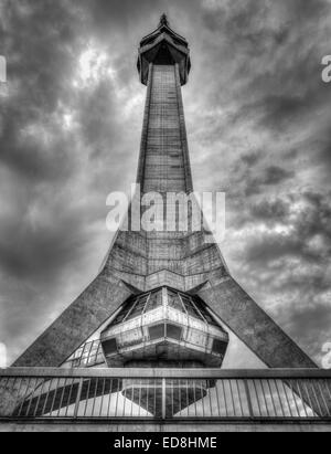 Tour de télévision Avala , Belgrade, Serbie, noir et blanc Banque D'Images