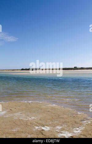 La Mer Blanche à l'hôtel Le lagon à marée Letty en Bretagne avec ciel bleu Banque D'Images