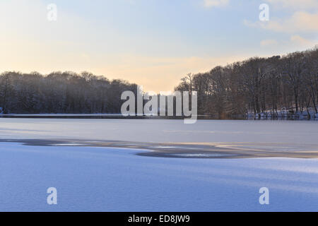 Vue sur lac gelé partiellement Schlachtensee à Berlin, Allemagne en hiver. Banque D'Images