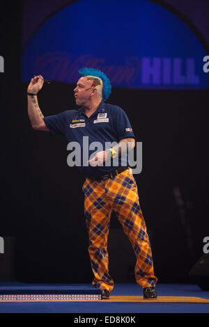 Londres, Royaume-Uni. 06Th Jan, 2014. William Hill PDC World Darts Championship. Quart de finale. Peter Wright (5) [SCO] en action au cours de son jeu avec Gary Anderson (4) [SCO] © Plus Sport Action/Alamy Live News Banque D'Images