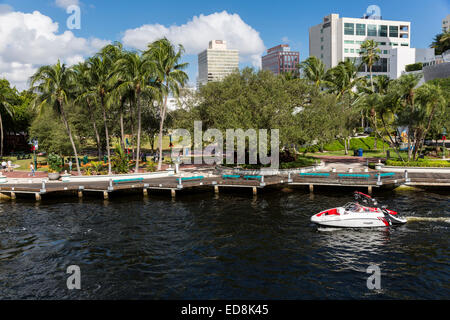 Ft. Lauderdale, en Floride. Sur les nouveaux bateaux de plaisance Rivière H. Wayne Huizenga Plaza, anciennement Bubier Park. Banque D'Images