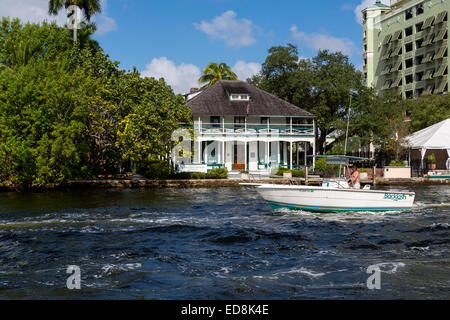 Ft. Lauderdale, en Floride. Plaisancier plaisir à dépasser l'Stranahan House, construite en 1901, maintenant un musée. Banque D'Images