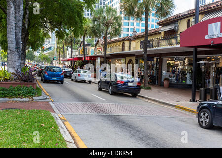 Ft. Lauderdale, en Floride. Boutiques sur Las Olas Boulevard. Scène de rue, les voitures, les magasins, les gens. Banque D'Images