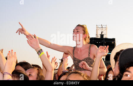 BENICASSIM, ESPAGNE - 19 juillet : jeune femme de la foule avec ses bras soulevé dans un concert au FIB. Banque D'Images