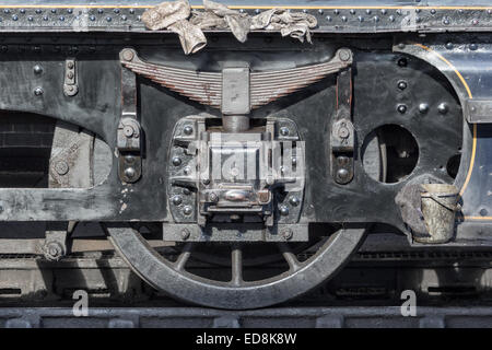 Une roue de l'offre de 7F no 88 lors d'un frein de stationnement dans l'entretien de routine à Minehead Station sur la West Somerset Railway Banque D'Images