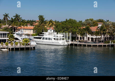 Ft. Lauderdale, en Floride. Location de bateaux sont amarrés Mansion, par voie navigable. Banque D'Images