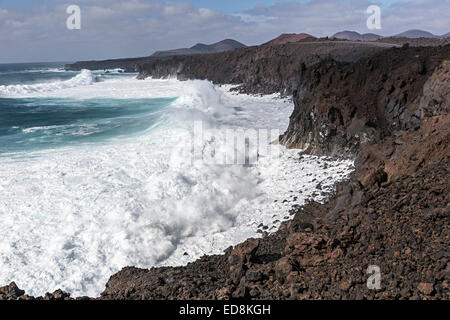 Mer agitée sur la côte ouest volcanique exposée à Los Hervideros, Lanzarote, îles Canaries, Espagne Banque D'Images