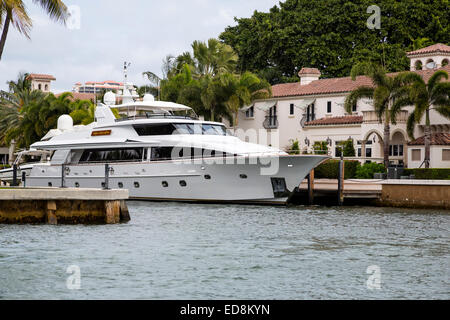 Ft. Lauderdale, en Floride. Trop gros pour le garage. Location de bateaux sont amarrés sur l'hôtel particulier Rivière Nouvelle. Banque D'Images