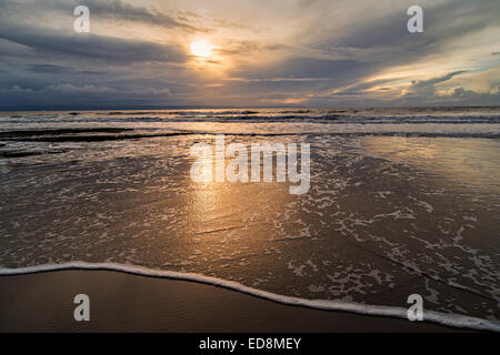 La lumière du soleil reflétant sur plage, Dunraven, Glamorgan, Pays de Galles, Royaume-Uni Banque D'Images