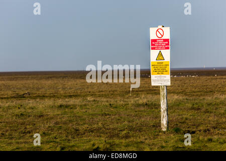 Panneau d'avertissement sur le militaire Donna Nook national nature reserve, Lincolnshire, Angleterre, RU Banque D'Images