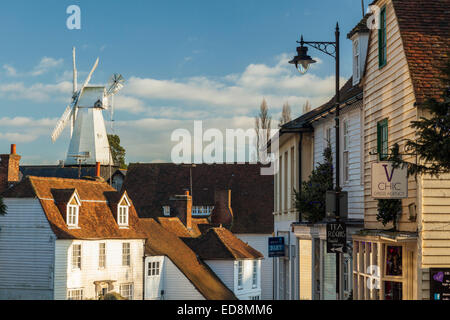 Après-midi d'hiver sur la Rue Pierre à Cranbrook, Kent, Angleterre. Moulin de l'Union dans la distance. Banque D'Images