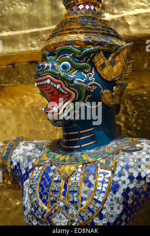Statue de singe de décoration à un démon yaksha phra chedi doré à l'arrière-plan de Grand Palace Bangkok Thaïlande Banque D'Images