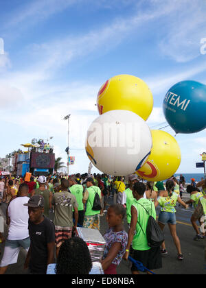 SALVADOR, BRÉSIL - 9 février 2013 : les gens et les ballons publicitaires suivez la route de Barra Ondina Salvador Carnaval. Banque D'Images