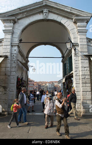 Venise, Italie - 24 avril 2013 : Les visiteurs passent devant l'arche de la architectural distinctif Pont du Rialto. Banque D'Images