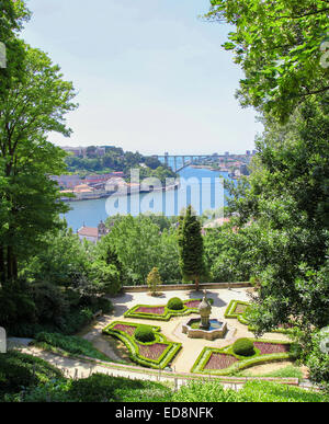 Vue sur le centre de Porto par le fleuve Douro au Portugal. Banque D'Images