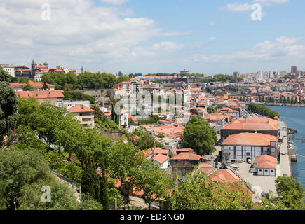 Vue sur le centre de Porto par le fleuve Douro au Portugal. Banque D'Images