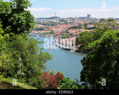 Vue sur le centre de Porto par le fleuve Douro au Portugal. Banque D'Images