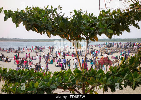 Fort Cochi, Cochin, Inde. Week-end de profiter d'un après-midi à la plage avec leurs familles Banque D'Images