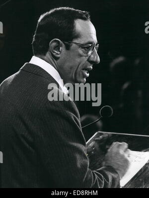 Fichier. 1er janvier 2015. L'ancien gouverneur de New York. MARIO CUOMO (15 juin 1932 - 1 janvier 2015) est mort aujourd'hui à 82. Mario Cuomo avait été hospitalisé récemment pour traiter une maladie de coeur. Il est décédé à la maison, peu avant 17 h, HE. Le démocrate a été gouverneur pendant trois mandats, de 1983 à 1995. Il a été marié à son épouse, Mathilde, pendant plus de six décennies. Ils ont eu cinq enfants, y compris les New York Gov. Andrew Cuomo, qui a prêté serment pour son deuxième mandat aujourd'hui. Photo - 10 octobre 1982 - L'hôtel Plaza, New York City : Le candidat républicain pour la couverture de New York, M. Lewis Lehrman, Banque D'Images