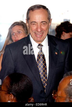 Fichier. 1er janvier 2015. L'ancien gouverneur de New York. MARIO CUOMO (15 juin 1932 - 1 janvier 2015) est mort aujourd'hui à 82. Mario Cuomo avait été hospitalisé récemment pour traiter une maladie de coeur. Il est décédé à la maison, peu avant 17 h, HE. Le démocrate a été gouverneur pendant trois mandats, de 1983 à 1995. Il a été marié à son épouse, Mathilde, pendant plus de six décennies. Ils ont eu cinq enfants, y compris les New York Gov. Andrew Cuomo, qui a prêté serment pour son deuxième mandat aujourd'hui. Photo - Janvier 1, 2011 - New York, New York, États-Unis - Mario Cuomo à Andrew Cuomo Fundraiser pour New York Govenor tenue à Pier 88. Banque D'Images