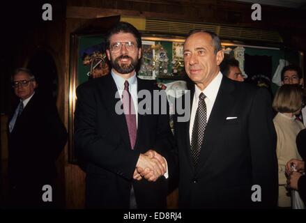 Fichier. 1er janvier 2015. L'ancien gouverneur de New York. MARIO CUOMO (15 juin 1932 - 1 janvier 2015) est mort aujourd'hui à 82. Mario Cuomo avait été hospitalisé récemment pour traiter une maladie de coeur. Il est décédé à la maison, peu avant 17 h, HE. Le démocrate a été gouverneur pendant trois mandats, de 1983 à 1995. Il a été marié à son épouse, Mathilde, pendant plus de six décennies. Ils ont eu cinq enfants, y compris les New York Gov. Andrew Cuomo, qui a prêté serment pour son deuxième mandat aujourd'hui. Photo - New York, New York, États-Unis - le président de Sinn Fein Gerry Adams avec Mario Cuomo 1994. (Crédit Image : © Andrea Renault/Glob Banque D'Images