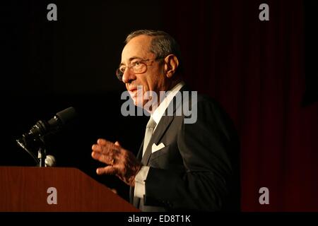 Fichier. 1er janvier 2015. L'ancien gouverneur de New York. MARIO CUOMO (15 juin 1932 - 1 janvier 2015) est mort aujourd'hui à 82. Mario Cuomo avait été hospitalisé récemment pour traiter une maladie de coeur. Il est décédé à la maison, peu avant 17 h, HE. Le démocrate a été gouverneur pendant trois mandats, de 1983 à 1995. Il a été marié à son épouse, Mathilde, pendant plus de six décennies. Ils ont eu cinq enfants, y compris les New York Gov. Andrew Cuomo, qui a prêté serment pour son deuxième mandat aujourd'hui. Photo - Jan 10, 2010 - New York, New York, USA - Ex-employé. Mario Cuomo était présent à jurer à nouveau défenseur du projet de loi de B Banque D'Images