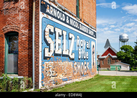 Illinois Chenoa, autoroute historique route 66, US 66, autoroute, Selz Royal Blue Shoes murale, publicité extérieure, bâtiment, extérieur, brique rouge, tour d'eau, IL1 Banque D'Images