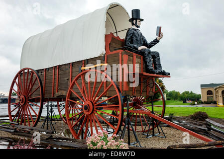 Illinois Logan County,Lincoln,historique route 66, Railsplitter Covered Wagon, le plus grand wagon couvert du monde, Guinness Book of World Records,roadsi Banque D'Images