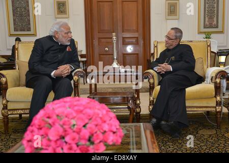 Le Président de l'Inde, Shri Pranab Mukherjee, rencontre avec le Premier Ministre de l'Inde, Shri Narendra Modi, à l'occasion de la Nouvelle Année 2015 à Rashtrapati Bhavan sur 01-01-15 © Bhaskar Mallick/Pacific Press/Alamy Live News Banque D'Images